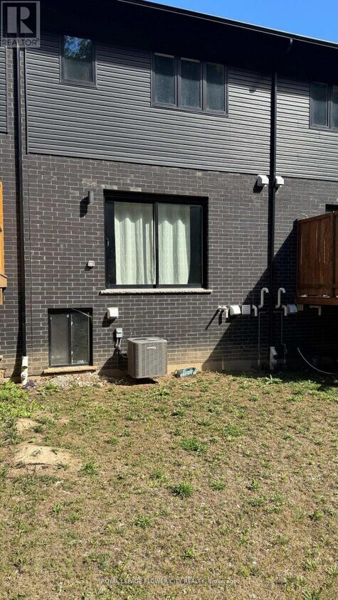 Building Photo - 928 Robert Ferrie Dr