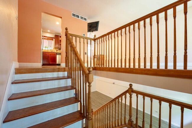 Building Photo - 121 S Orchard Dr