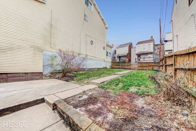 Building Photo - 4 br, 1 bath House - 5 Renwick  Allentown