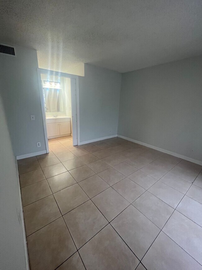 Foto del edificio - ONE BEDROOM ONE BATHROOM! WATERFRONT COMMU...