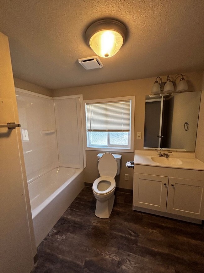Foto del edificio - Remodeled 3 bed/ 2 bath with a sperate bon...