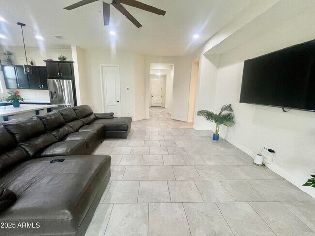 Foto del edificio - Gorgeous 4 bed 3.5 bath + Den with FULL SO...