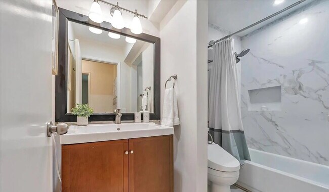 Foto del edificio - "Charming 1-Bedroom Retreat in Redwood City – Your Cozy Haven Awaits!"