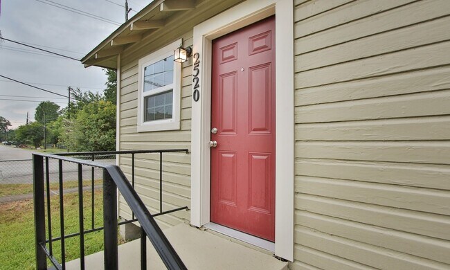 Foto del edificio - 2 bed 1 bath row house on corner lot in 77004!