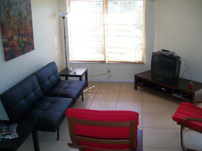Foto del edificio - 3100 Riverside Dr