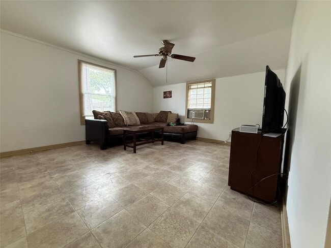 Building Photo - 231 E Live Oak St