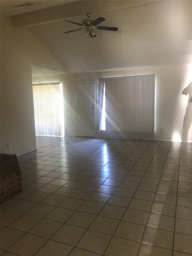 Foto del edificio - 7311 Caracas Dr