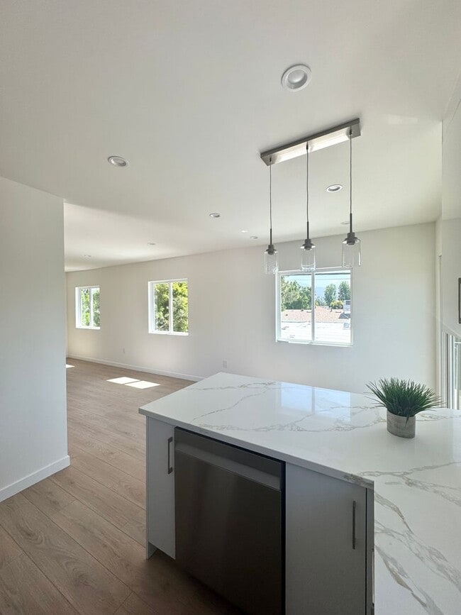 Building Photo - Spacious 1000 Sq. Ft. Second-Floor Back AD...