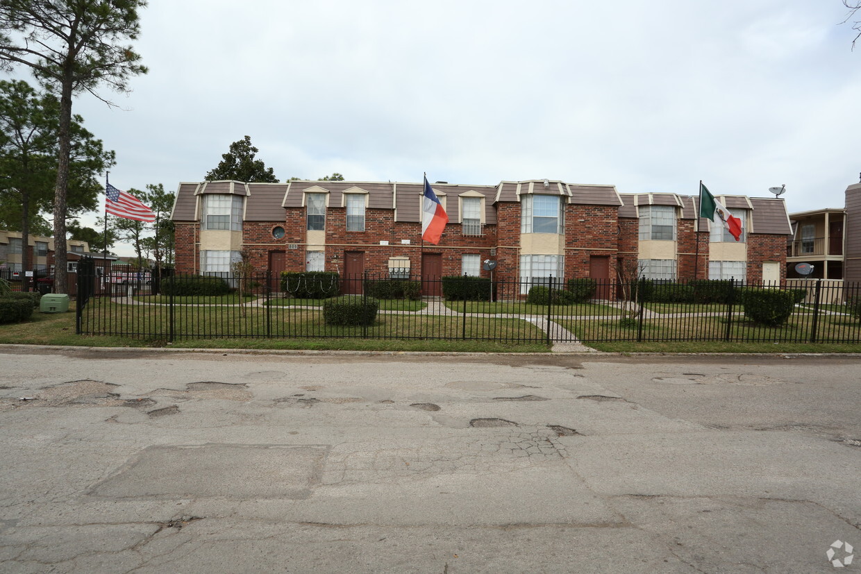 Primary Photo - Laguna Azul Apartments