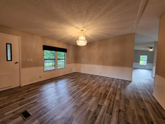 Foto del edificio - 3 Bed  2 Bath  2 Garage/Workshop and Fenced