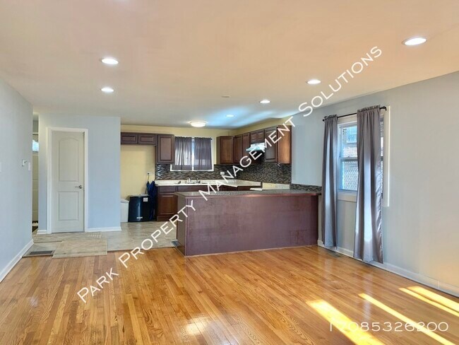 Building Photo - South Deering - 3 Bedroom, 2.5 Bath