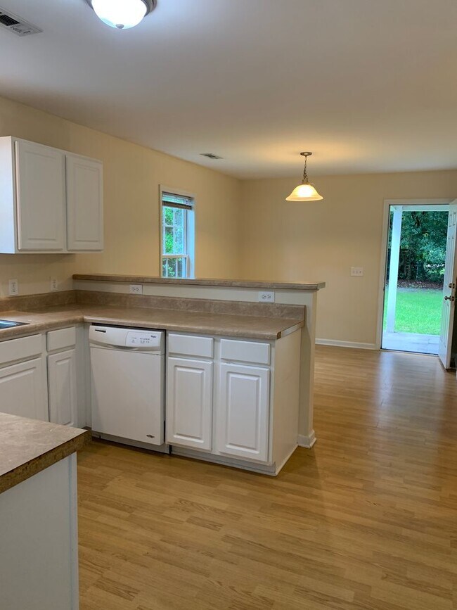 Foto del edificio - $500 OFF 1ST MONTHS RENT! Lawncare INCLUDED! 3 Bedroom, 2 Bath House