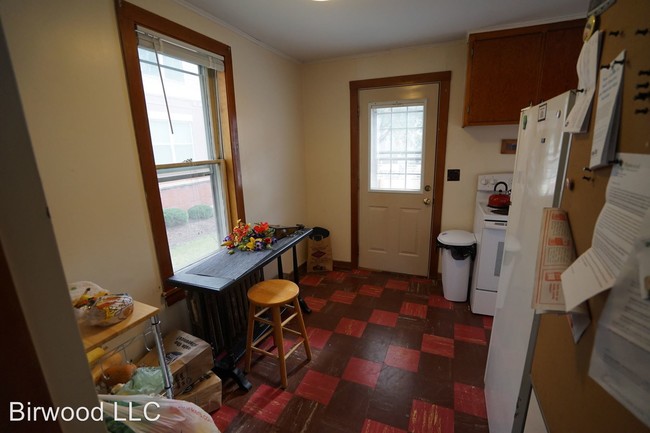 Building Photo - 4 br, 2 bath Apartment - 339 W. Doty St