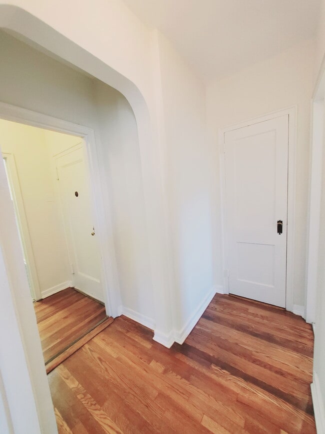 Building Photo - 104 Woodside Green