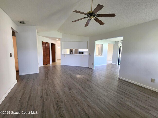 Foto del edificio - 1244 Lakeview Dr