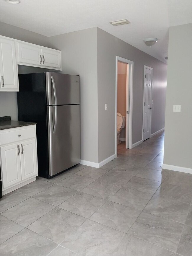 Foto del edificio - Gorgeous 3 Bedroom 2 Bath Townhome