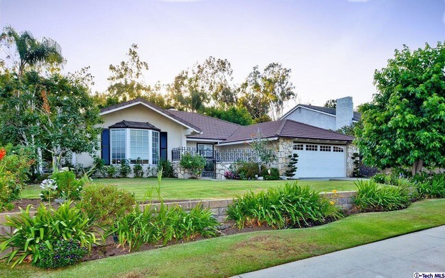 Building Photo - 533 N Altura Rd