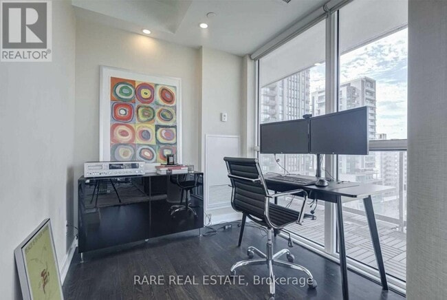 Photo du bâtiment - 501 St Clair Ave W