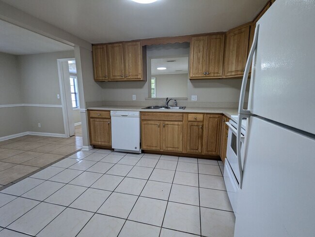 Foto del edificio - Now Available! Large 3bd, 1.5 bath with ea...