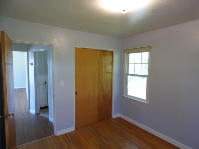 Building Photo - 138 14th Ave S