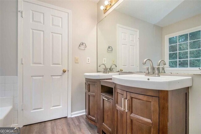 Foto del edificio - 1560 Red Briar Way