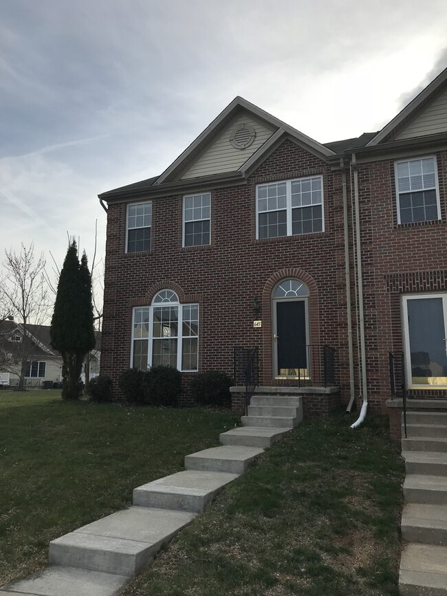 *Coming Soon!* Large end unit town home i... - *Coming Soon!* Large end unit town home i...