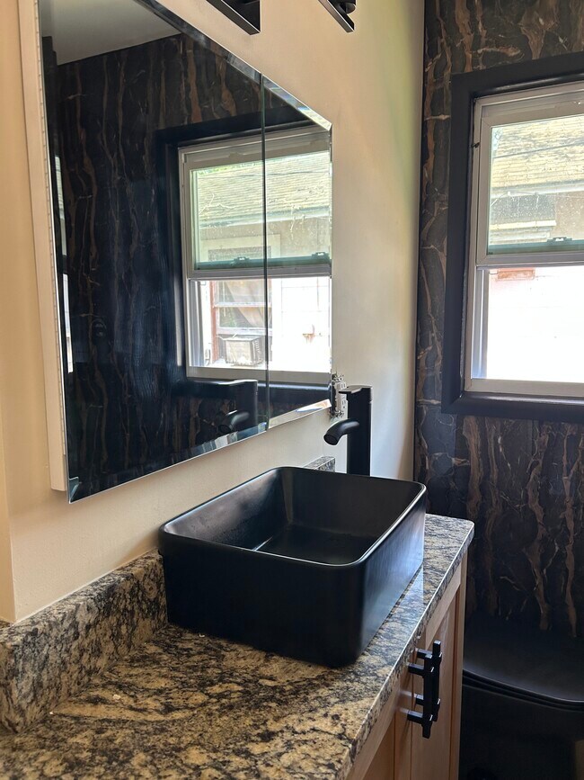 Foto del edificio - 711 15th Ave NW