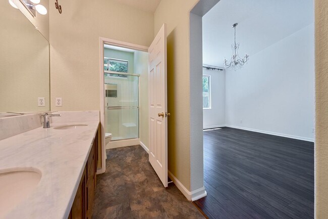 Foto del edificio - Charming 3-Bed Home in Prime Folsom Locati...