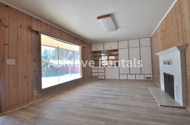 Foto del edificio - Adventure Meets Convenience in This Logan Home