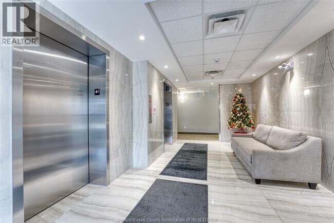 Building Photo - 728 Brownstone Dr