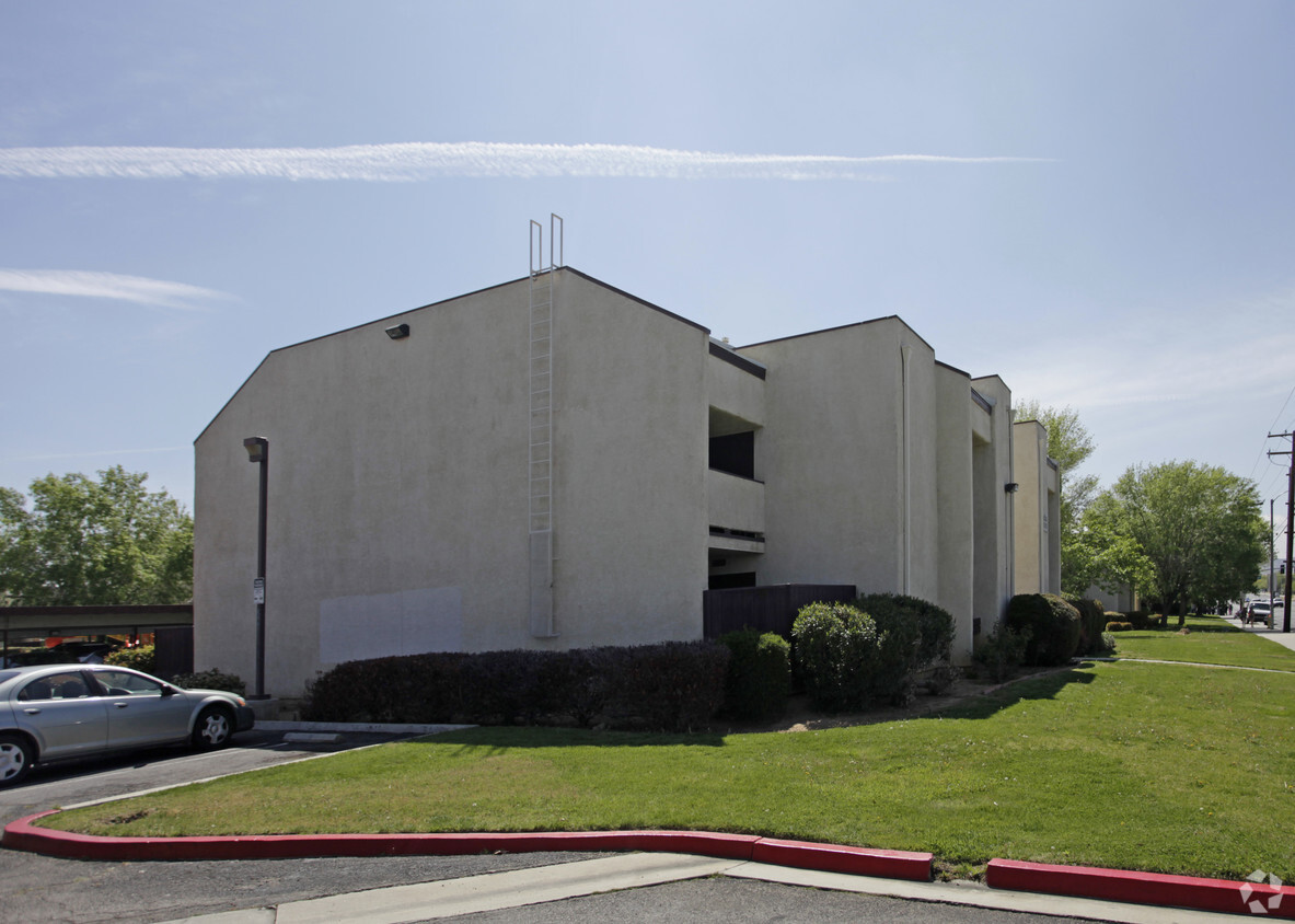 Building Photo - Palmdale Desert Club Apartments