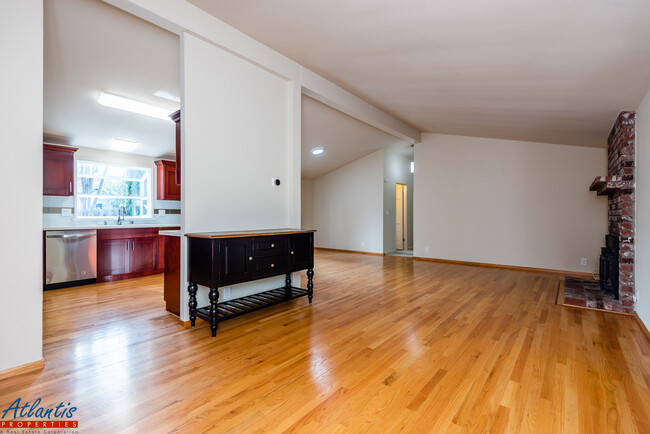 Building Photo - 14355 La Rinconada Dr