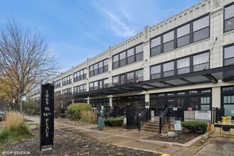 Building Photo - 1069 W 14th Pl