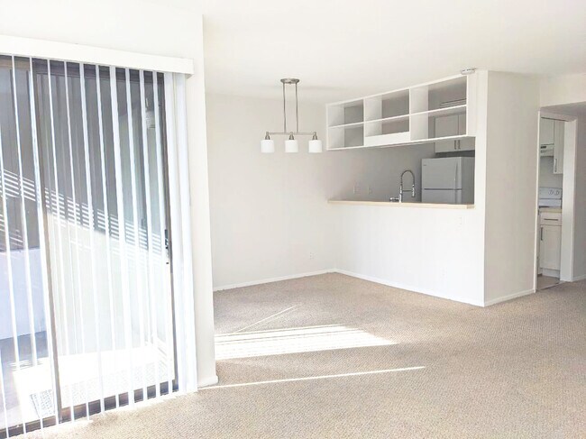 Building Photo - 3335 La Mesa Dr