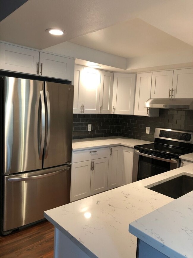 Building Photo - 3 bedroooms townhouse. Great School District!!