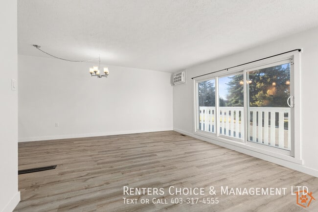 Building Photo - Renovated Dog + Cat Friendly Townhouse with Parking + AC