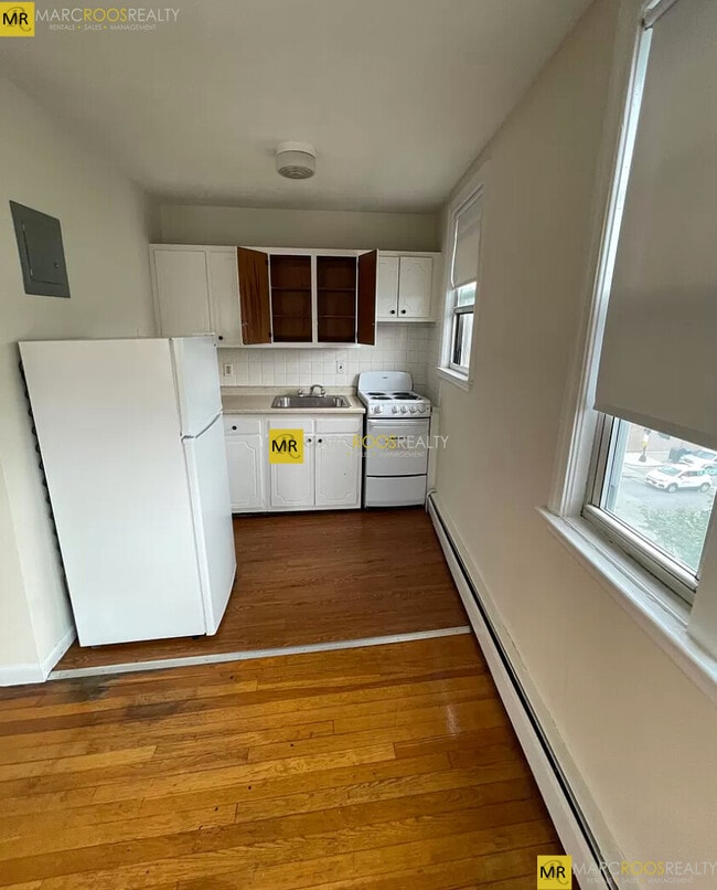 Building Photo - 160 N Beacon St