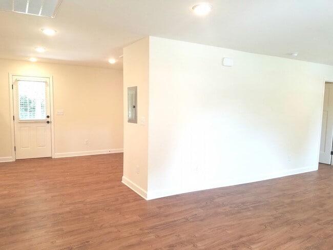Building Photo - OAK CREST