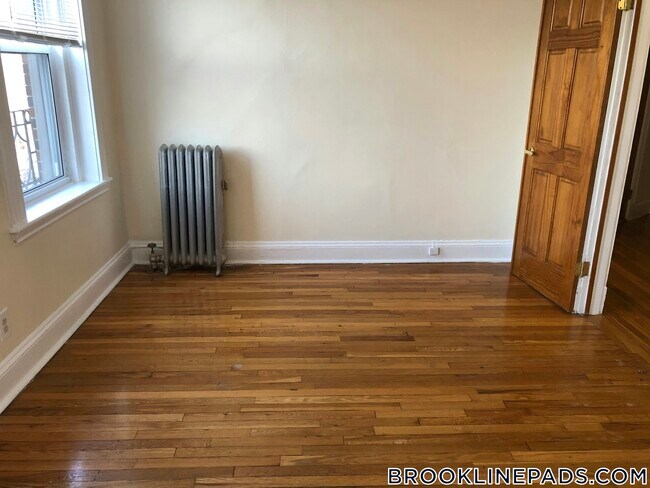 Building Photo - 352 Riverway