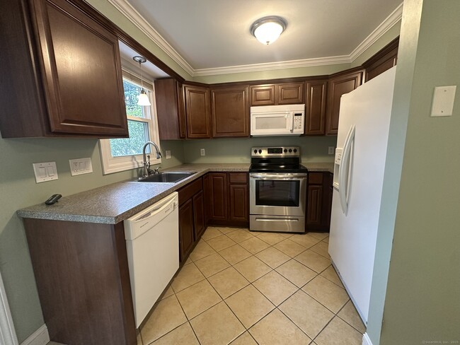 Building Photo - 148 Fairway Dr