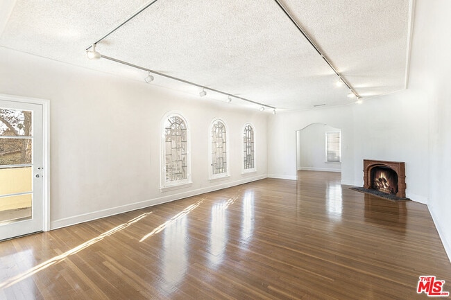 Building Photo - 143 S Mansfield Ave