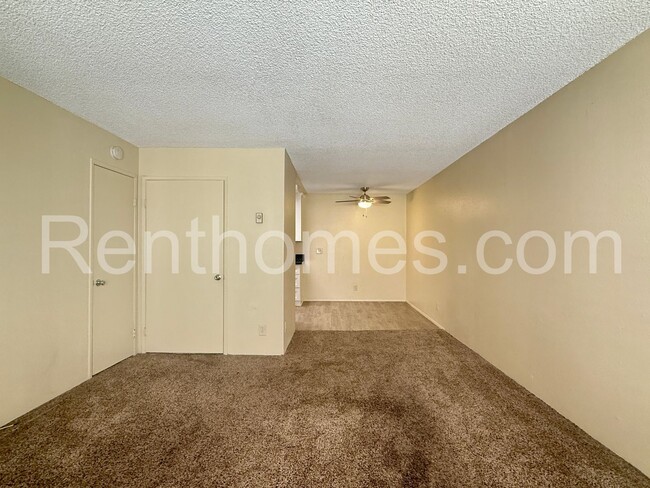 Foto del edificio - Bay Park, 5725 Linda Vista Road #6- Close ...