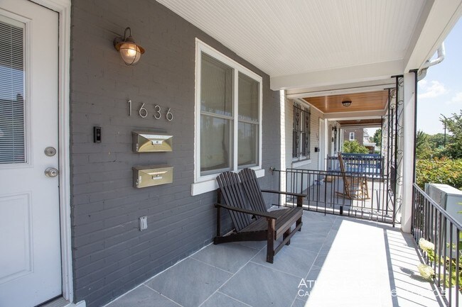 Building Photo - Newly Renovated 2 bed/2 bath Home Near Metro!