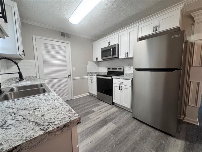 Building Photo - 452 Lexington Dr