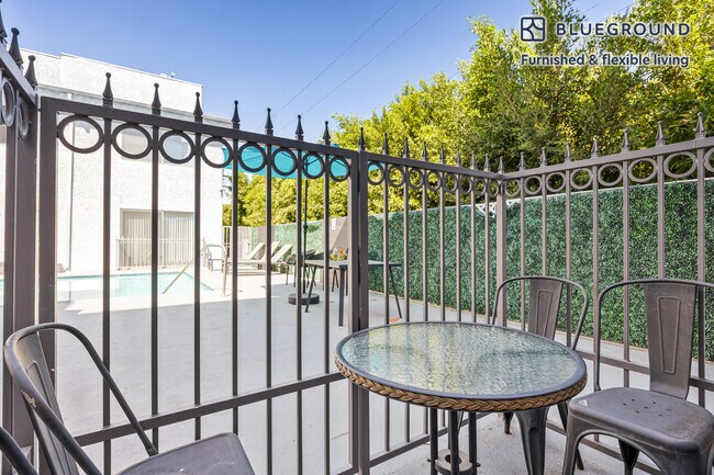 Foto del edificio - 616 N Sweetzer Ave