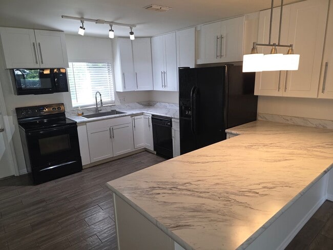 Foto del edificio - 4 Bed 2 Bath Home Near Baldwin & Winter Park