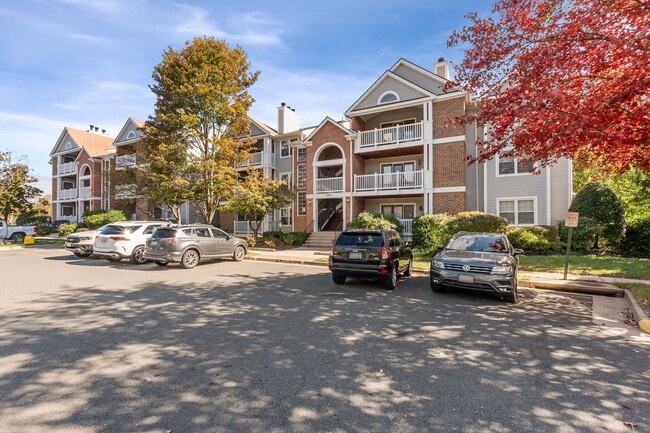 Foto del edificio - Fantastic Condo Between 2 Metros, Backing ...