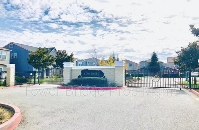 Building Photo - 220 Maidenbrook Ln