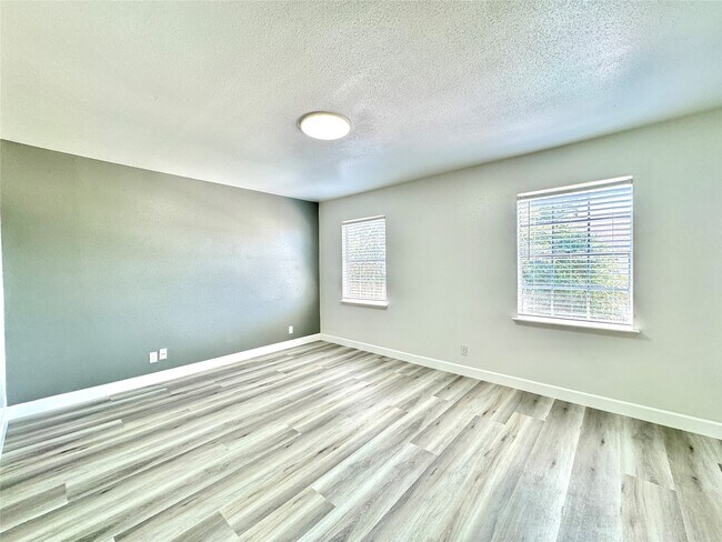 Foto del edificio - 11127 Village Bend Ln