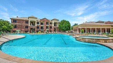 Building Photo - Crest Manor